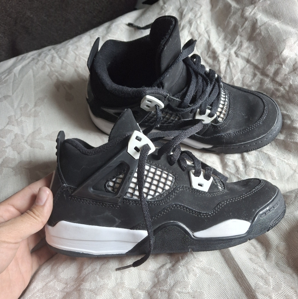 Boys Size 1 Jordans Black and White Athletic Sneakers